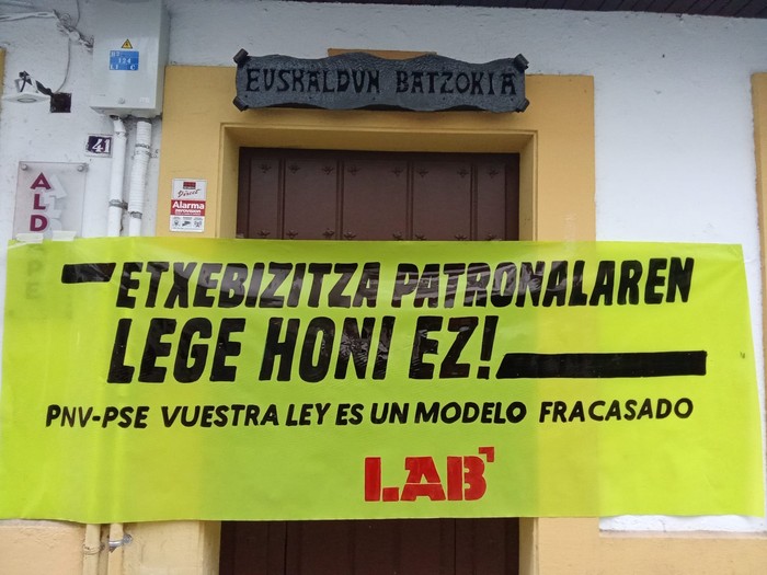 LABek Premiazko Neurrien legea salatzeko pankartak jarri ditu Arrasateko EAJ eta PSEren egoitzetan