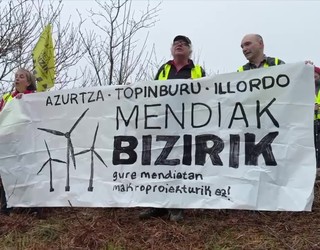 Basalgoko zentral eolikoaren aurka, elkarretaratzea egin dute Topinburun