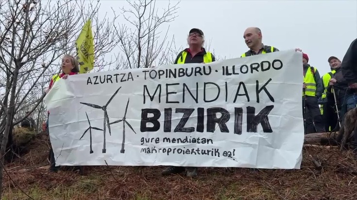 Basalgoko zentral eolikoaren aurka, elkarretaratzea egin dute Topinburun