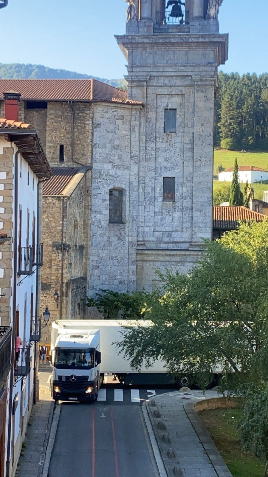 Kamioi bat trabatuta gelditu da Aita Madina kalean