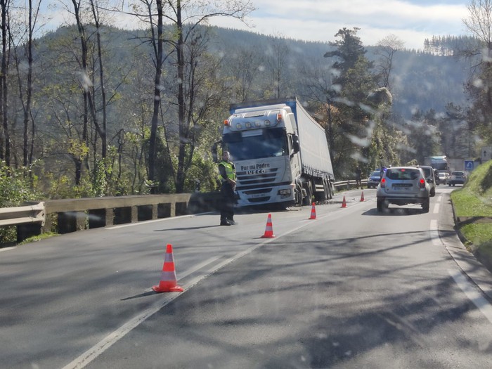 Kamioi baten istripua tarteko, errei bat itxita dago Kanpanzarren