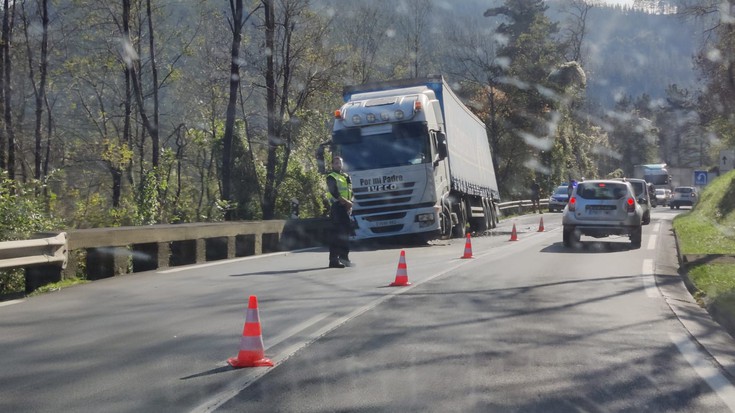 Kamioi baten istripua tarteko, errei bat itxita dago Kanpanzarren