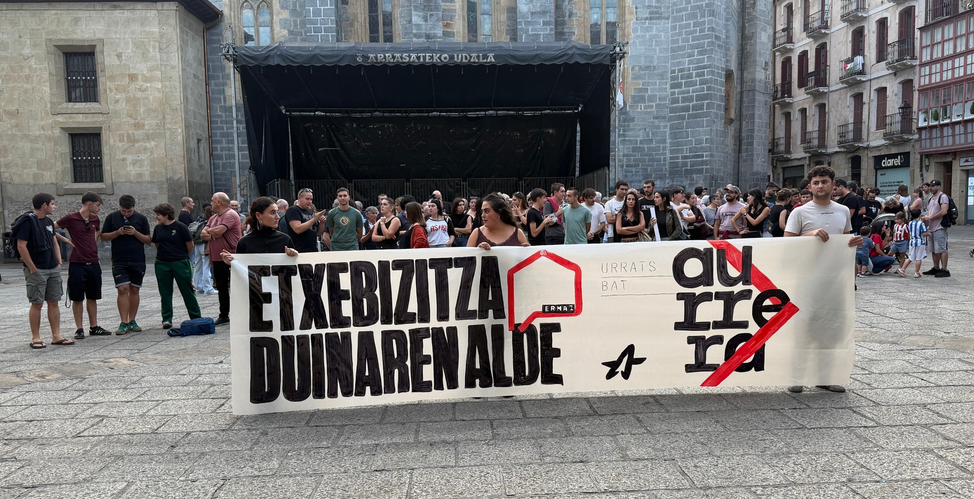 Ernaik elkarretaratzeak egin ditu, Arrasaten eta Bergaran, etxebizitzaren arazoa salatzeko