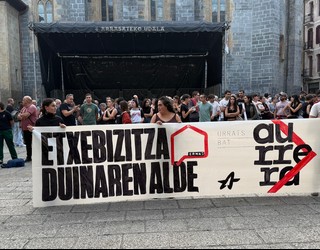 Ernaik elkarretaratzeak egin ditu, Arrasaten eta Bergaran, etxebizitzaren arazoa salatzeko