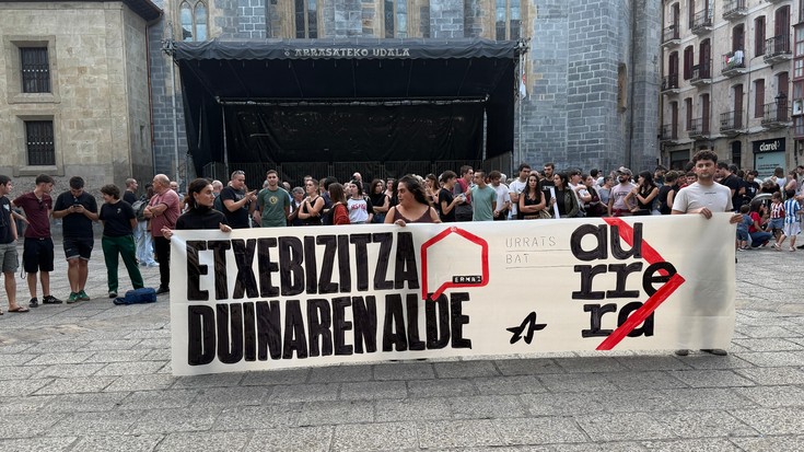 Ernaik elkarretaratzeak egin ditu, Arrasaten eta Bergaran, etxebizitzaren arazoa salatzeko