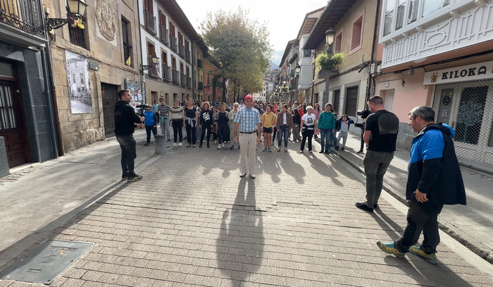 Aretxabaletako merkatarien Gabonetako iragarkia grabatzen aritu dira goizean