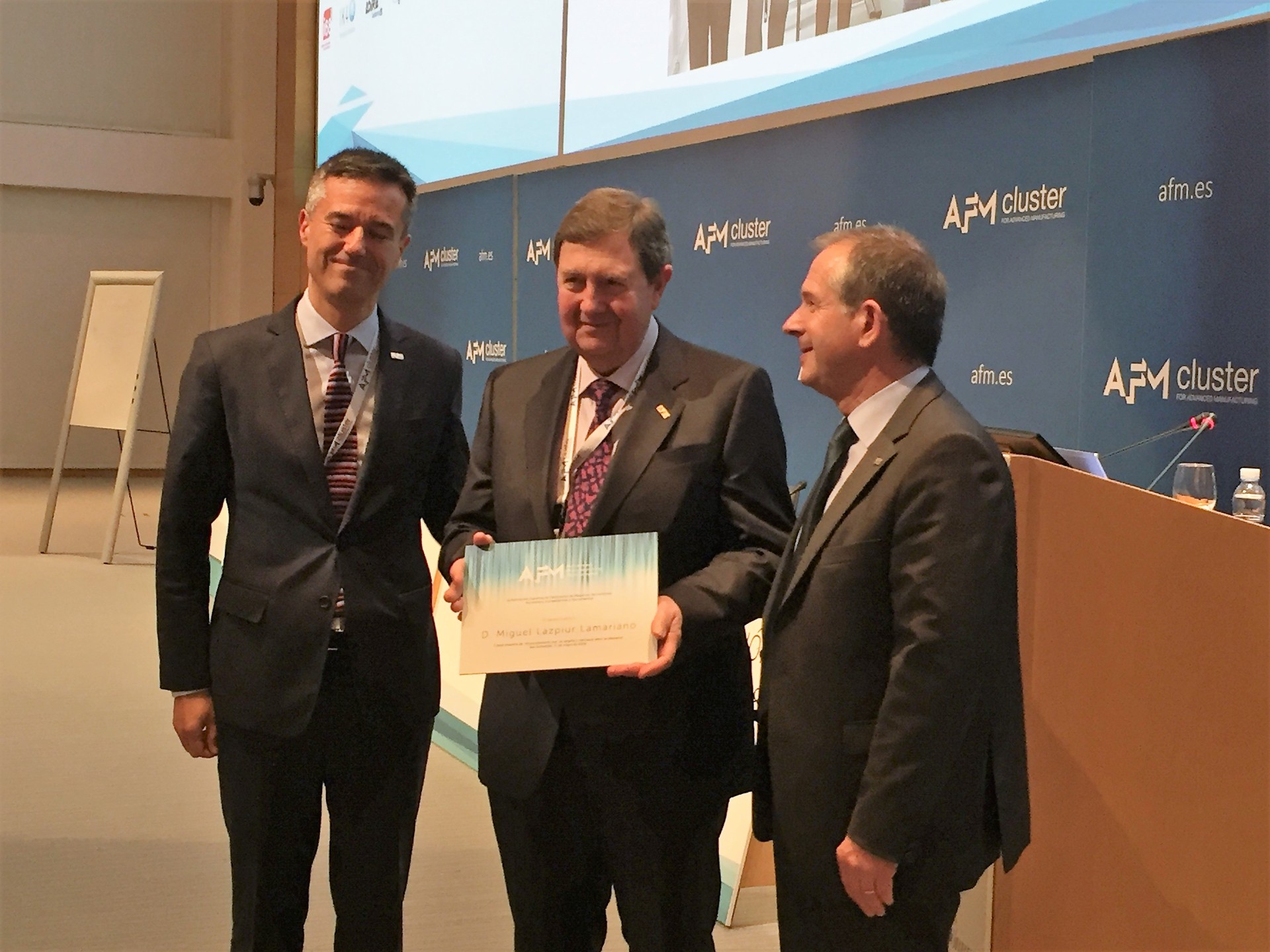 AFM-ren urrezko intsignia eman diote Miguel Lazpiurri