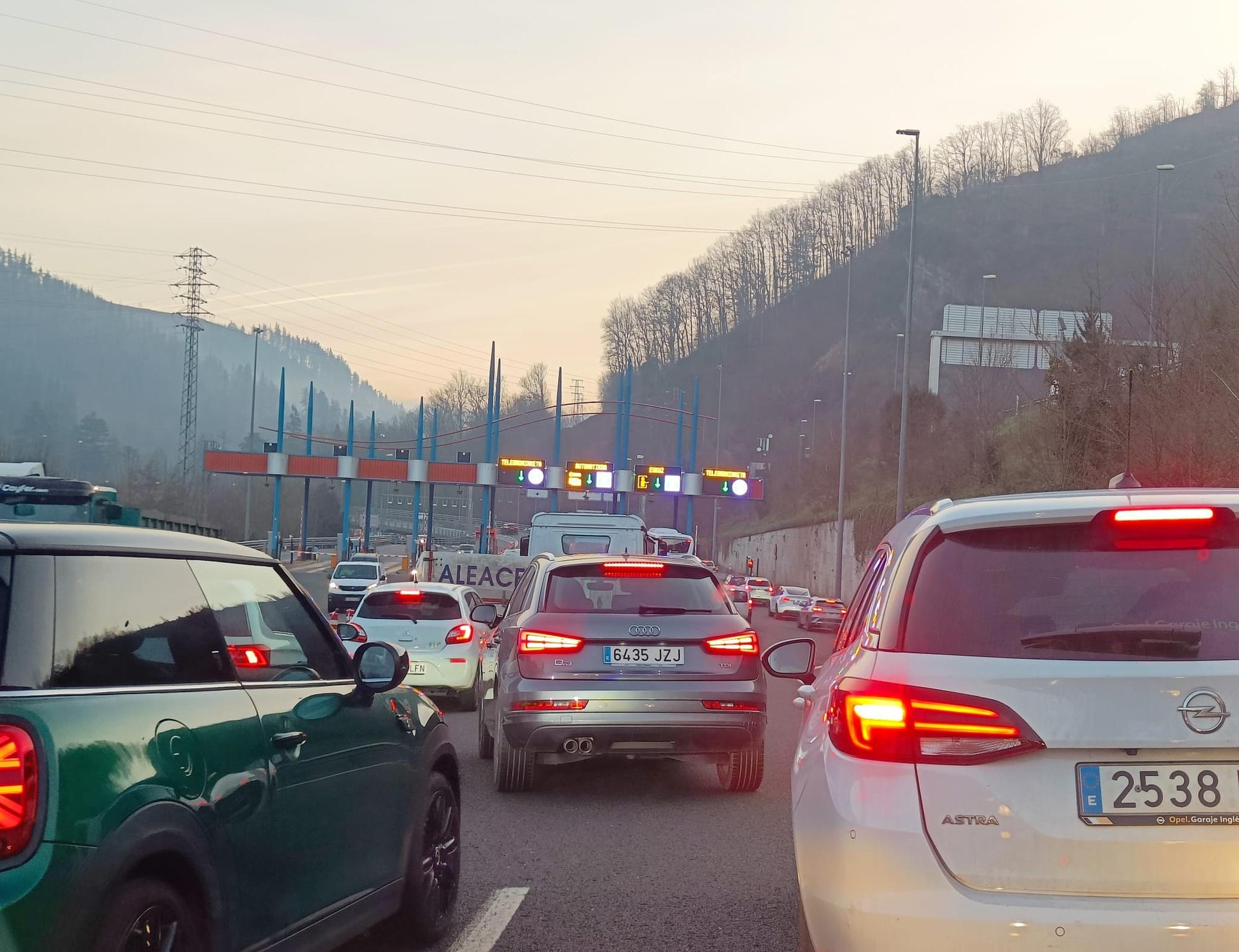 Autobideko Arrasateko sarrerako biribilgunean izan den istripu batek auto ilarak eragin ditu