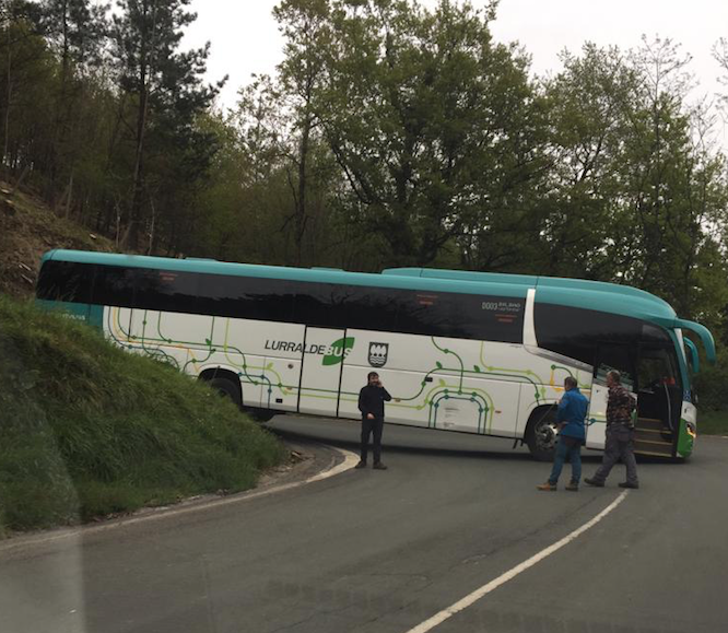 Autobusa ez atzera ez aurrera, atzo, Elgetatik Elorriorako errepidean