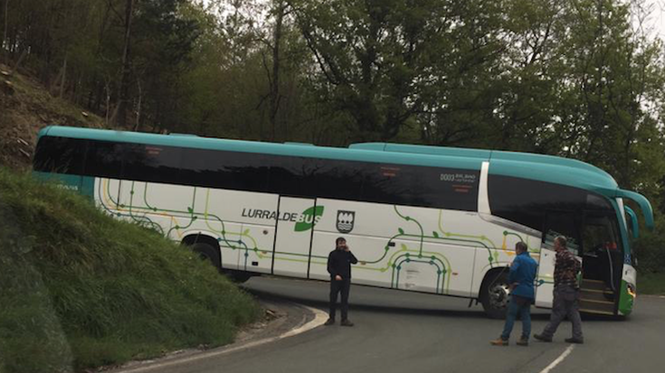 Autobusa ez atzera ez aurrera, atzo, Elgetatik Elorriorako errepidean