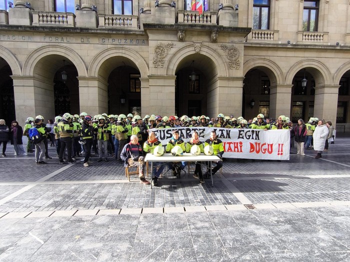 Gipuzkoako suhiltzaileek "derrigorrezko euskara-eskakizuna betetzea" eskatu diote Aldundiari