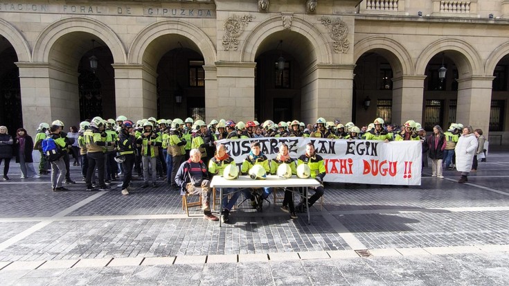 Gipuzkoako suhiltzaileek "derrigorrezko euskara-eskakizuna betetzea" eskatu diote Aldundiari