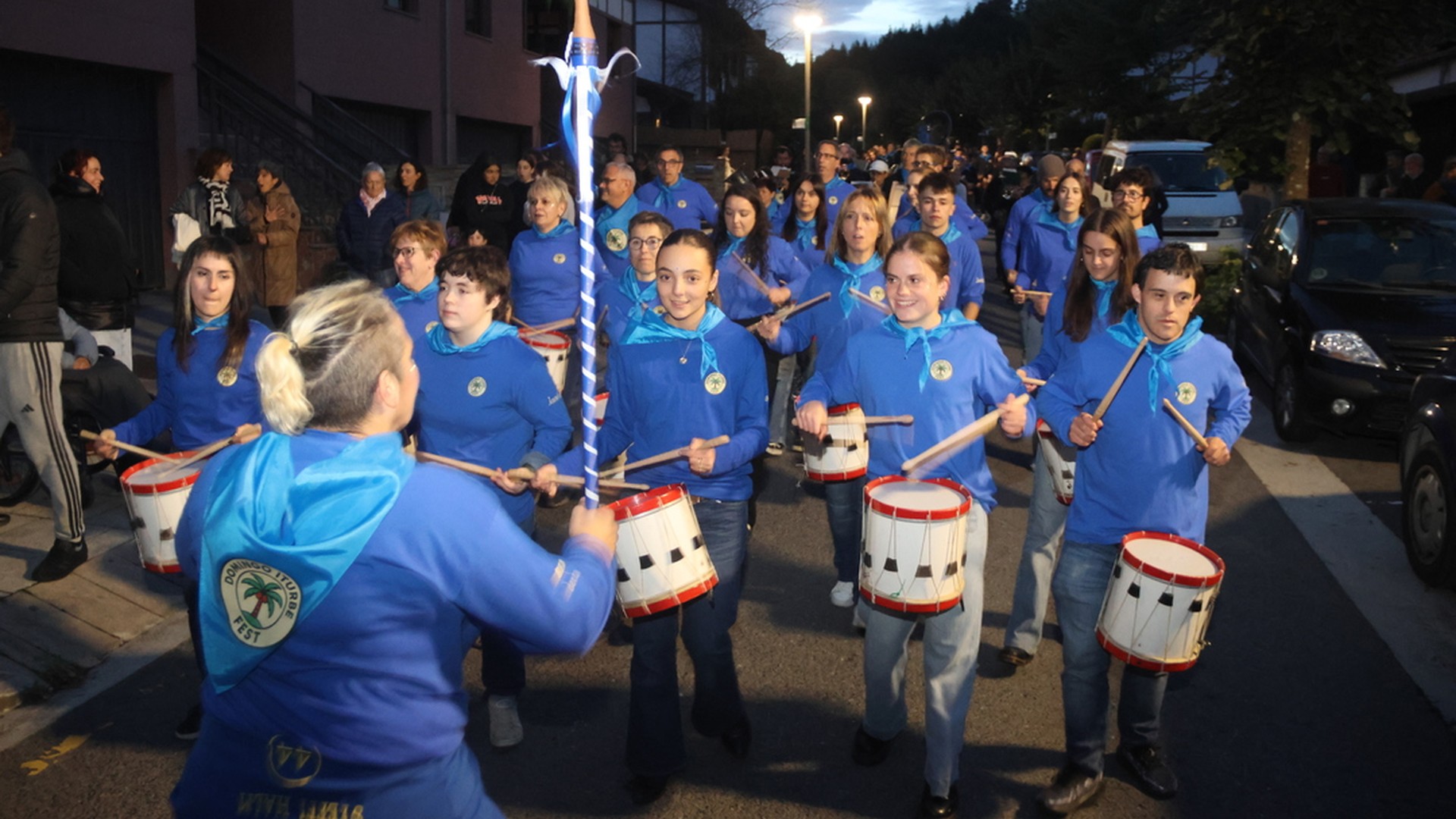 Aurten bai, danborrada "bikaina" Domingo Iturbe kaleko jaietan