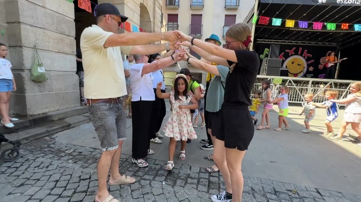 Kantuan eta dantzan aritu dira haurrak Txikifestan
