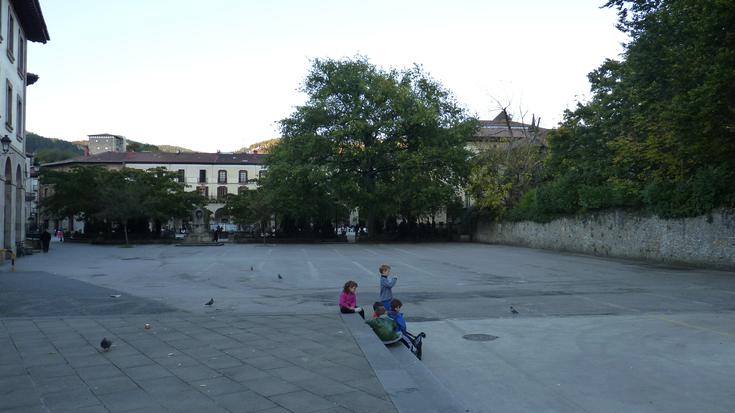 Plaza ondoko jolas gunea eta frontoia argiztatu egingo dituzte