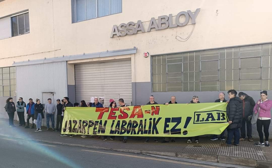 TESA aurrean batu dira "enpresaren jarrera baztertzailea salatzeko"