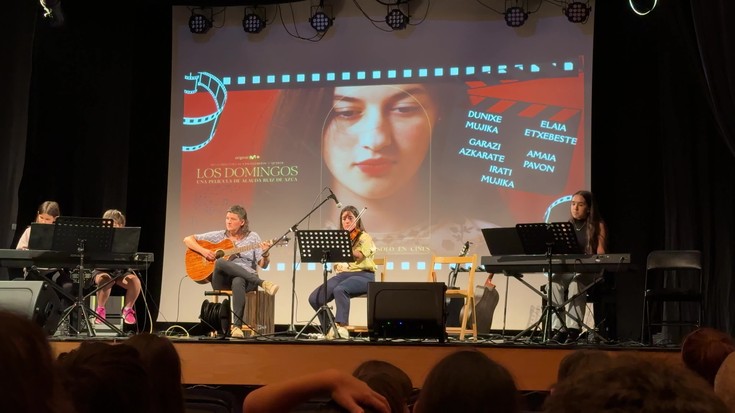 Aramaioko musika eskolako ikasleek jendaurreko emanaldiarekin esan diote agur ikasturteari