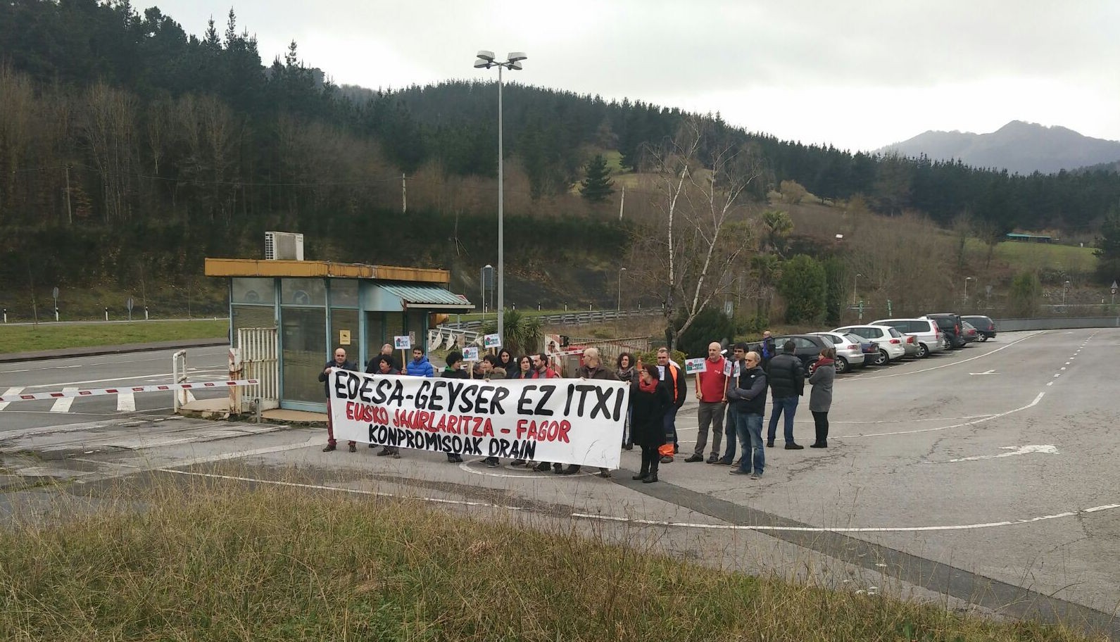 Edesa Industrialera etorri da Parlade, eta langileek elkarretaratzea egin dute protestatzeko