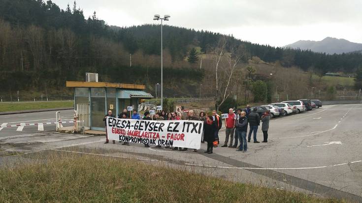 Edesa Industrialera etorri da Parlade, eta langileek elkarretaratzea egin dute protestatzeko