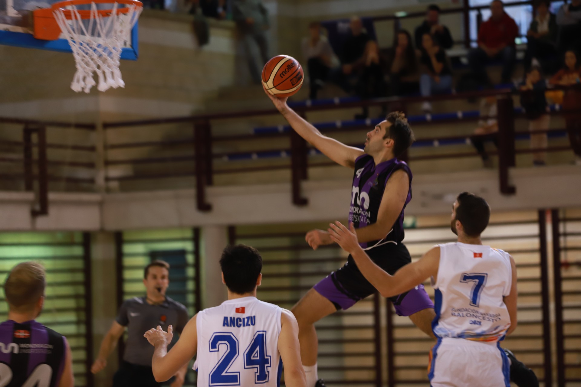 Garaipenaren olatuan jarraitzen du Mondragon Unibertsitateak, oraingoan ligan (76-65)