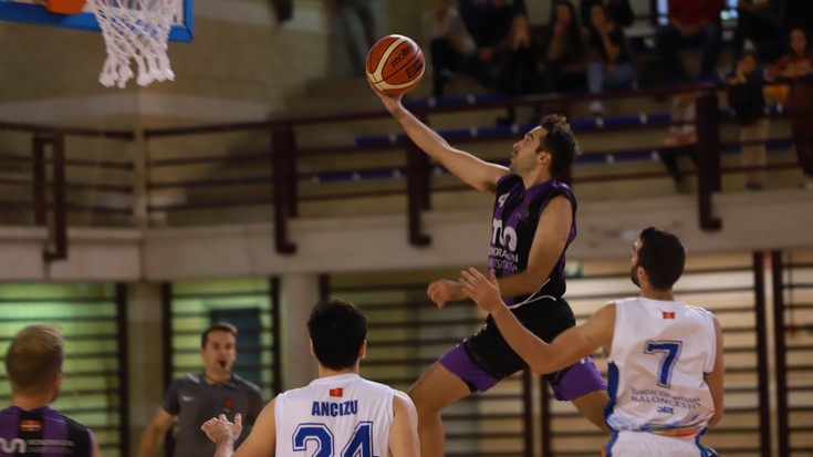 Garaipenaren olatuan jarraitzen du Mondragon Unibertsitateak, oraingoan ligan (76-65)