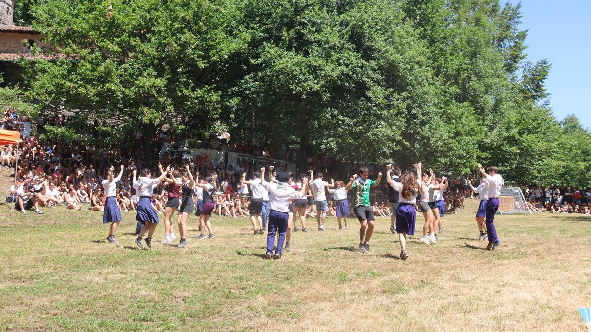 Beroari aurre eginez ospatu dute bergararrek San Martzialgo erromeria kuttuna