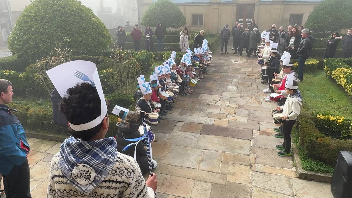 Eskolako danborradak San Sebastian martxak jo ditu Nobleen Kofradiako kideendako