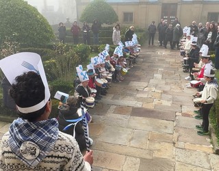 Eskolako danborradak San Sebastian martxak jo ditu Nobleen Kofradiako kideendako