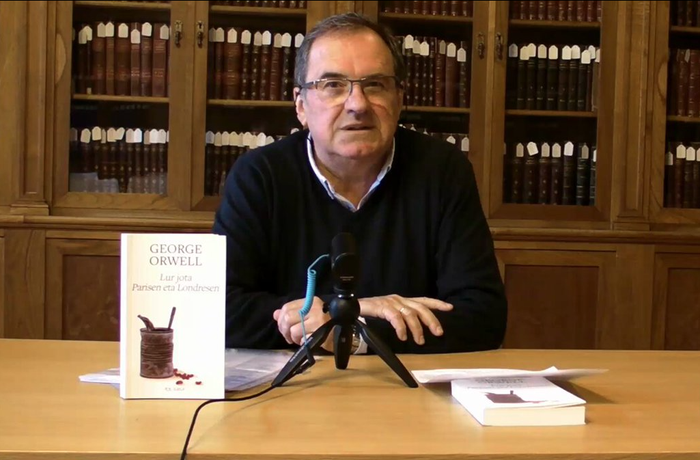 'Lur jota Parisen eta Londresen' ekarri du euskarara Rafa Santxitz-Muxikak