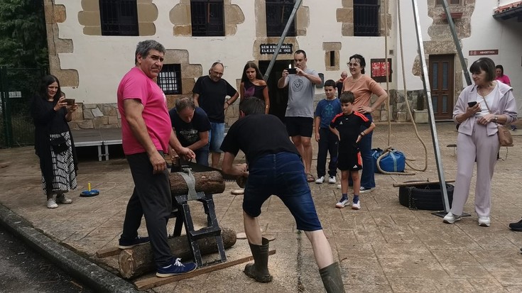 Herri kiroletan trebeak direla erakutsi dute Larrinoko San Kristobal jaietan
