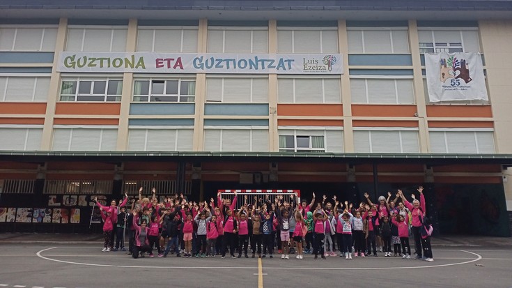 Ikasturte hasierako irteera eginda, eta pankarta eraikinean jarrita