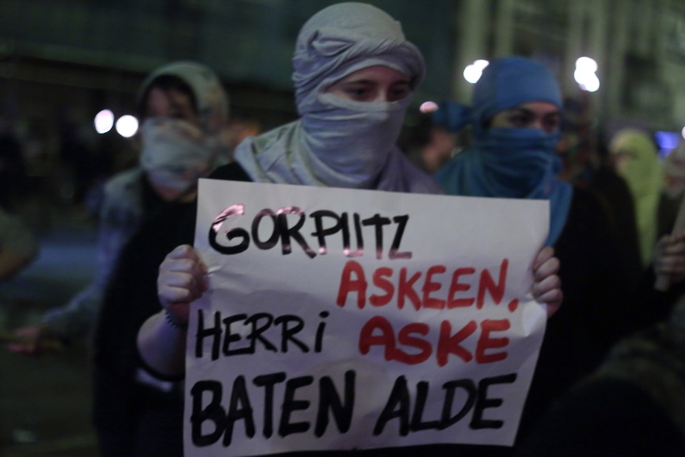 Txosnaguneko pankartaren kontura Udal Gobernuari erantzun dio Arrasateko Emakume Gazte Asanbladak