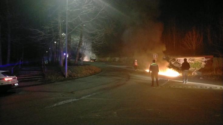 Auto baten motorrak su hartu zuen, atzo, Torrebaso industriagune parean