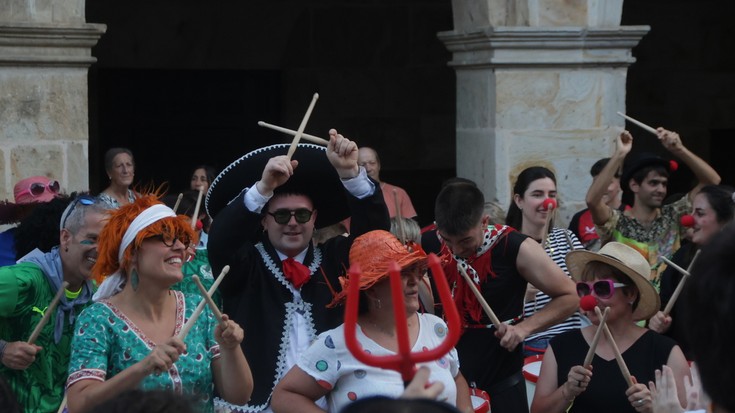 Lehengo giro ganberroarekin itzuli da danborrada Aramaiora