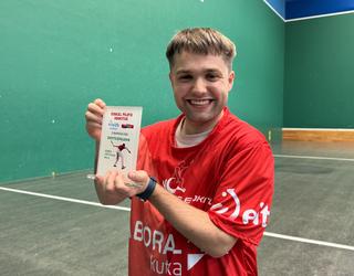 Xabat Askasibar: "Berria naiz pala-munduan, baina gertu ikusten dut txapela jantziko dudan eguna"