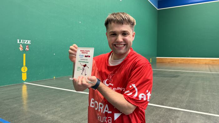 Xabat Askasibar: "Berria naiz pala-munduan, baina gertu ikusten dut txapela jantziko dudan eguna"