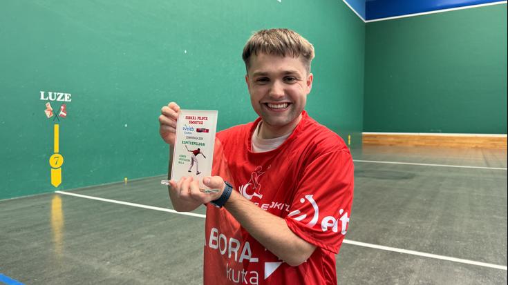 Xabat Askasibar: "Berria naiz pala-munduan, baina gertu ikusten dut txapela jantziko dudan eguna"