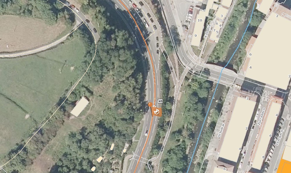 Kamioi baten eta auto baten arteko istripua gertatu da Bergarako saihesbidean