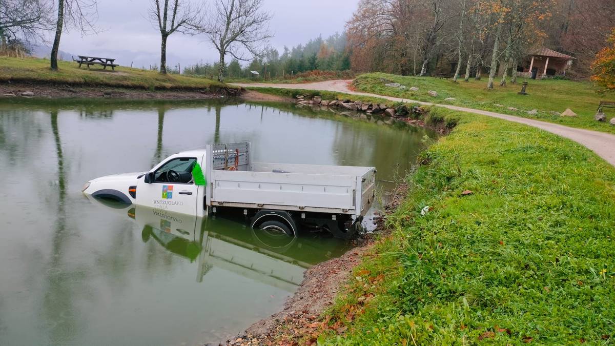 Lapurreta egin dute Antzuolako udal biltegian, eta bertako ibilgailua Asentzioko putzuan azaldu da