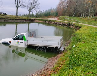Lapurreta egin dute Antzuolako udal biltegian, eta bertako ibilgailua Asentzioko putzuan azaldu da