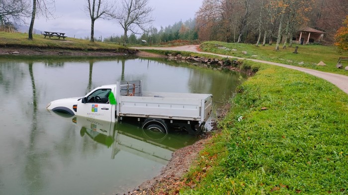 Lapurreta egin dute Antzuolako udal biltegian, eta bertako ibilgailua Asentzioko putzuan azaldu da