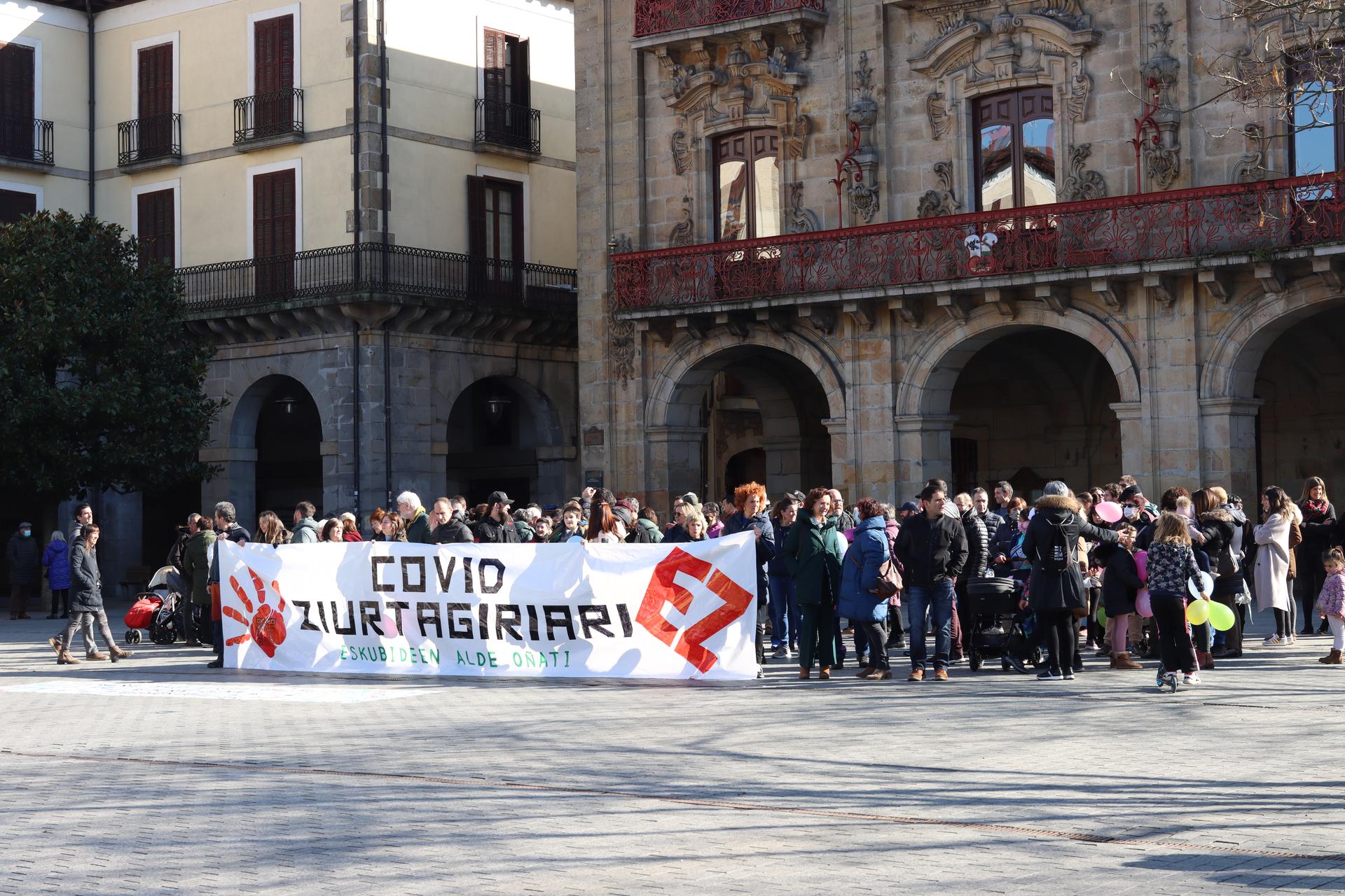 COVID ziurtagiriaren kontrako elkarretaratzea egin dute Oñatin