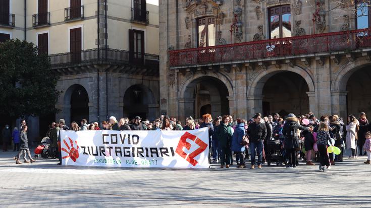 COVID ziurtagiriaren kontrako elkarretaratzea egin dute Oñatin