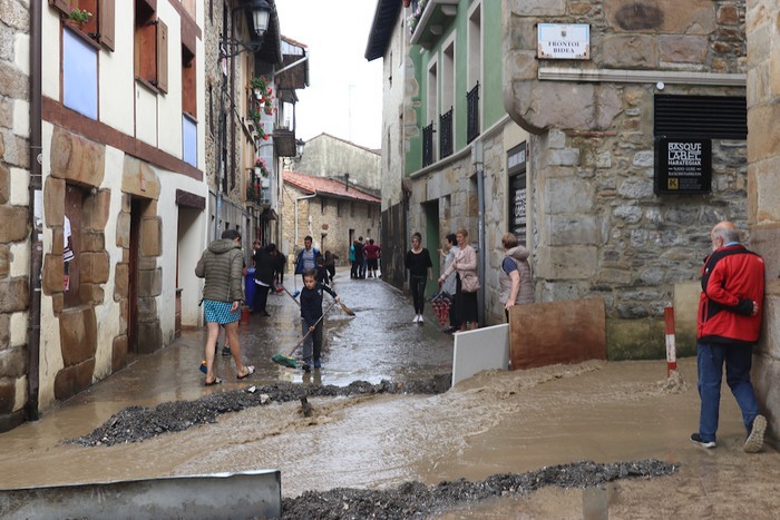 45 litro ordu erdian eta kalte nabarmenak Antzuolan eta Bergaran