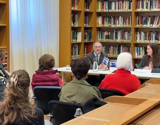 EHUko errektore Joxerramon Bengoetxeak bere azken liburua aurkeztu du Oñatin