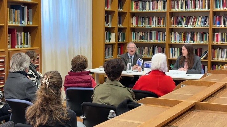 EHUko errektore Joxerramon Bengoetxeak bere azken liburua aurkeztu du Oñatin