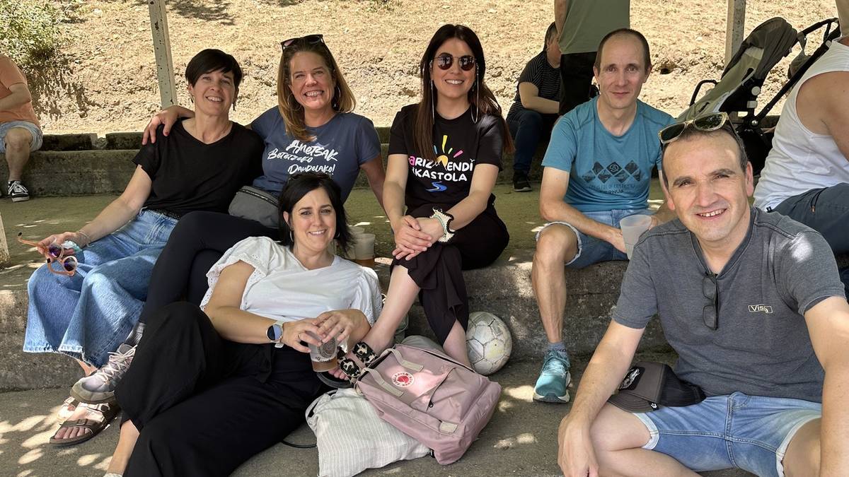 Komunitate osoa batu da Almenen 60. urteurrena ospatzeko