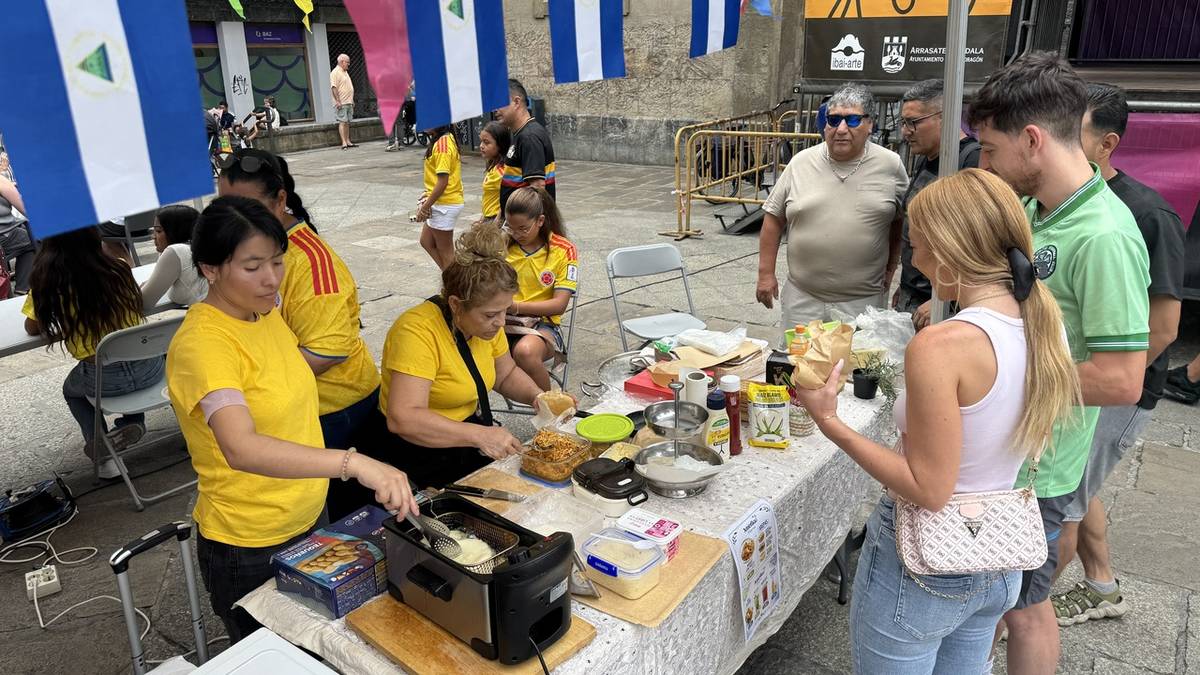 Latinoamerikako zaporeek eta soinuek hartu dute Arrasateko Herriko Plaza