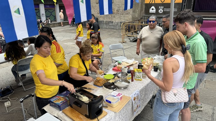 Latinoamerikako zaporeek eta soinuek hartu dute Arrasateko Herriko Plaza