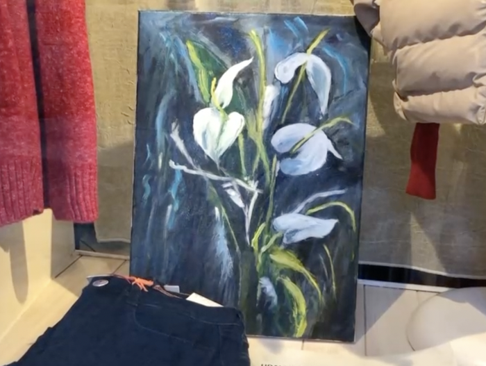 Margolanak dendetako erakusleihoetan